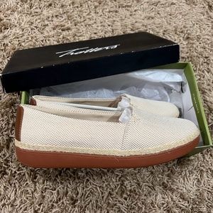 Trotters Cream and Brown Flats Slip-On Style